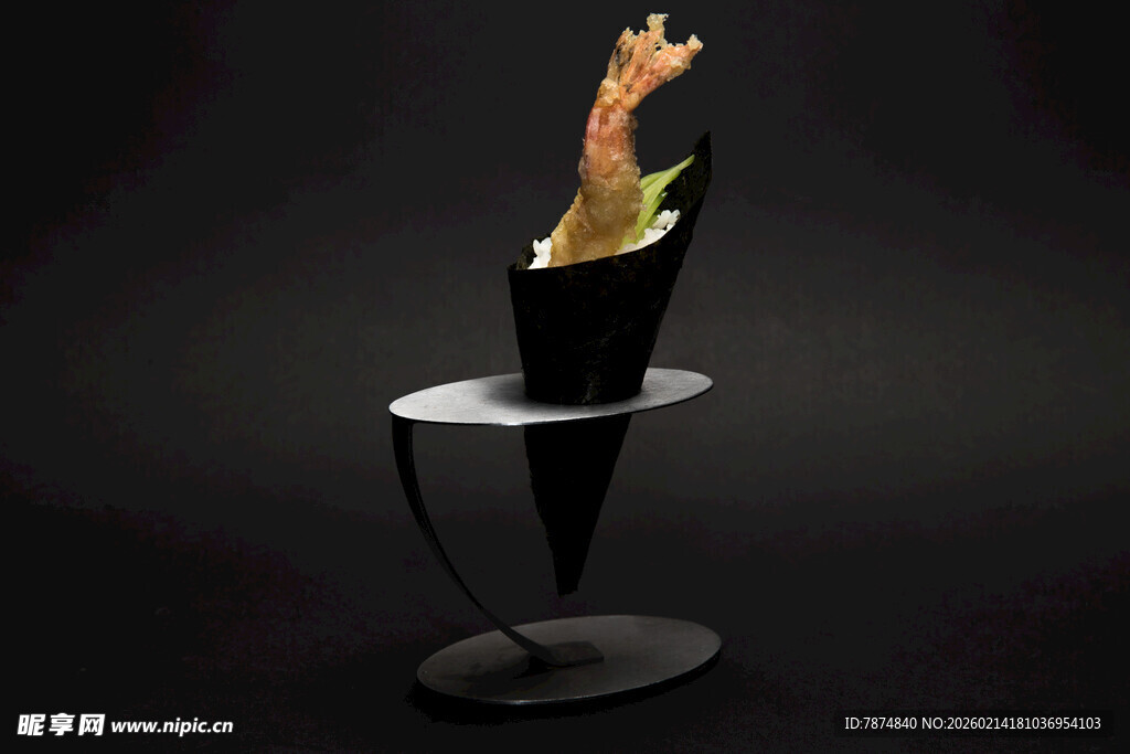 创意锥形容器中的火焰美食
