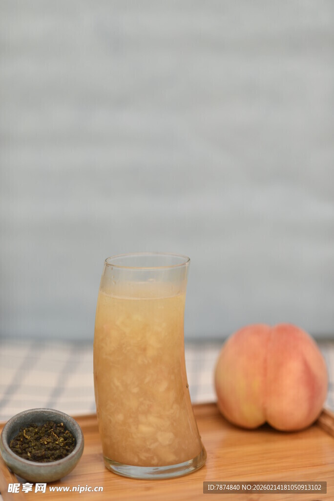 桃汁饮品与鲜桃及调料