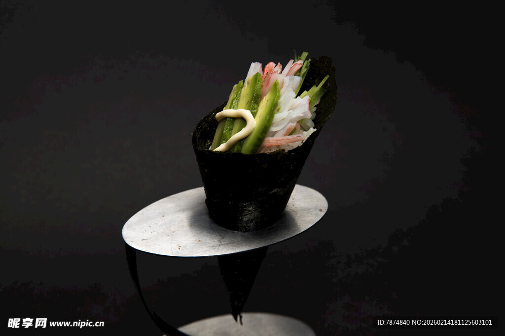 黑色花瓶中的多彩花卉