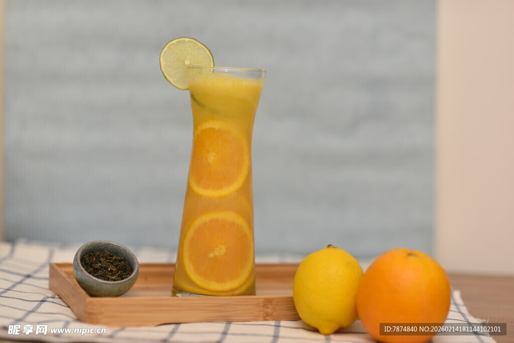 高杯鲜橙饮品配柠檬橙子