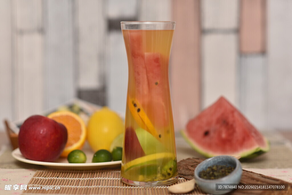 缤纷鲜果特调饮品