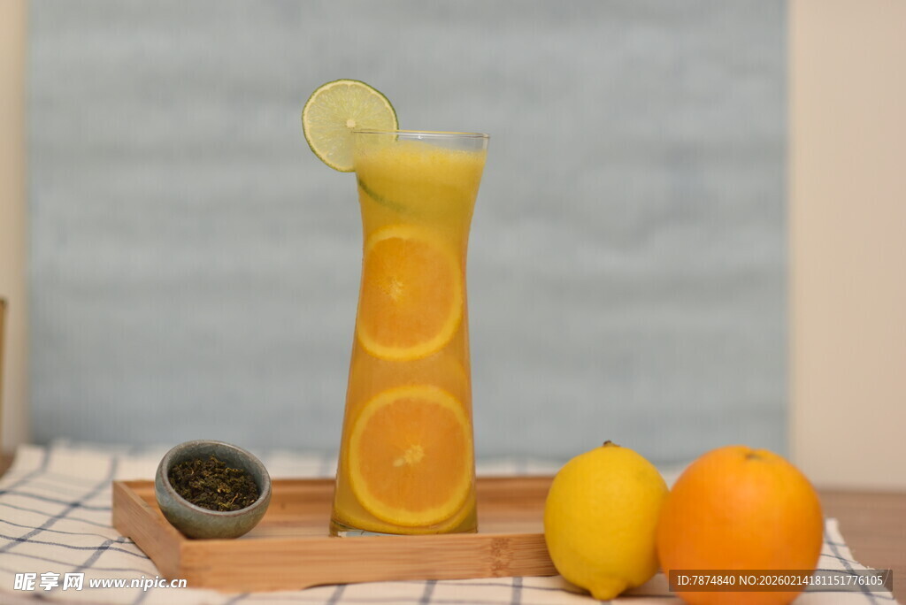 清新柠檬饮品与鲜果组合