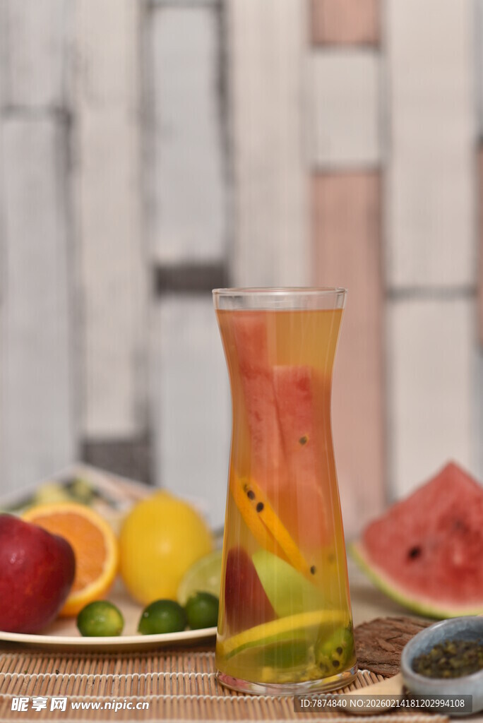 多彩水果汁搭配新鲜水果