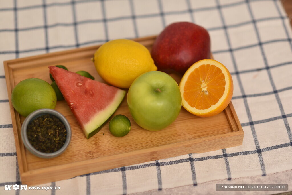 木制托盘上的多彩新鲜水果