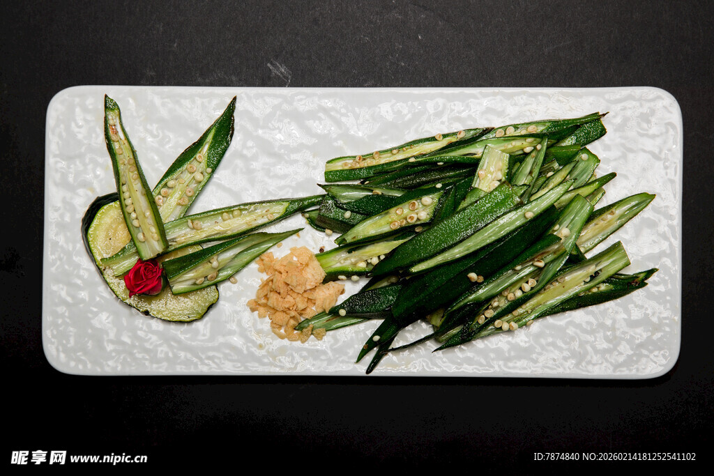 精致摆盘的凉拌时蔬