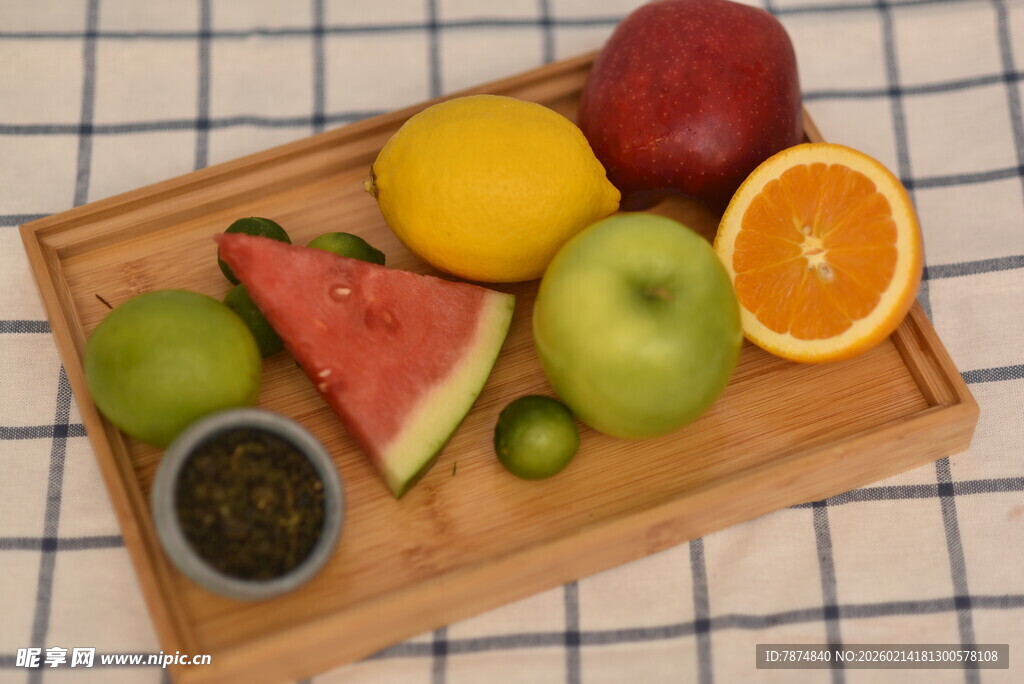木盘上的多彩新鲜水果