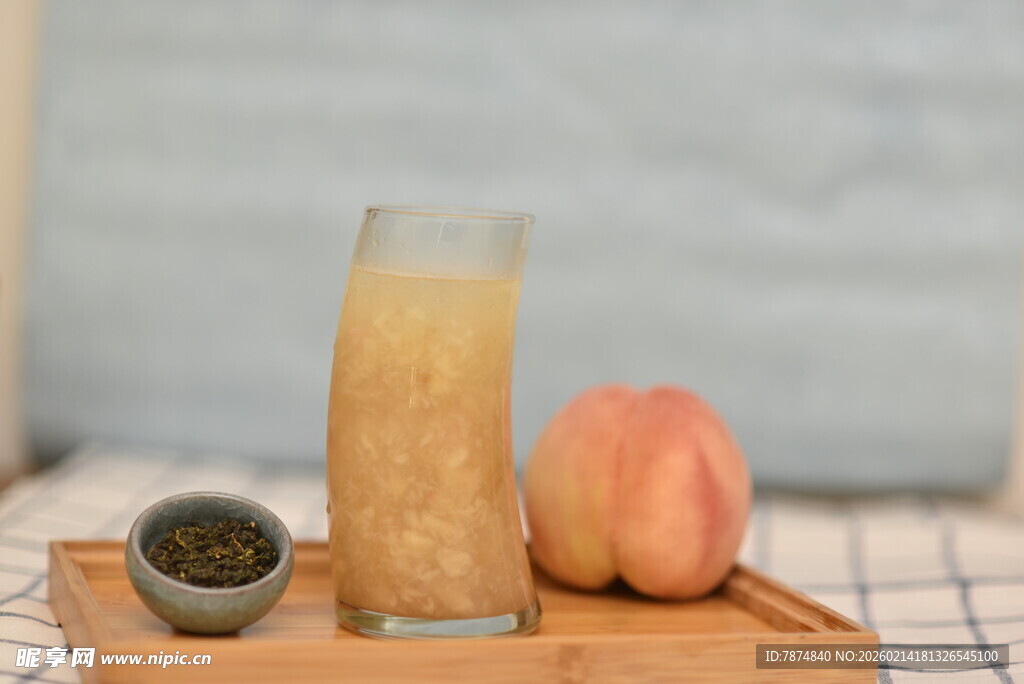 蜜桃饮品与鲜果摆拍