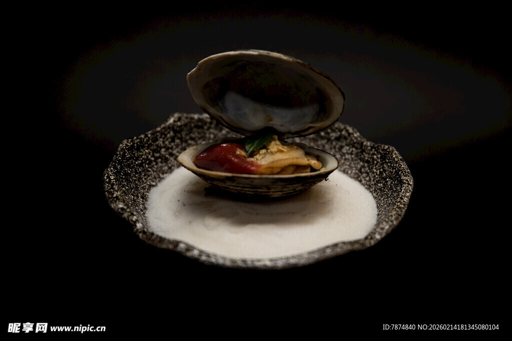 复古银盒置放多彩小物