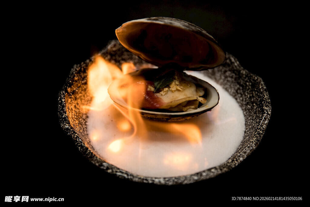 火焰中燃烧的神秘贝壳