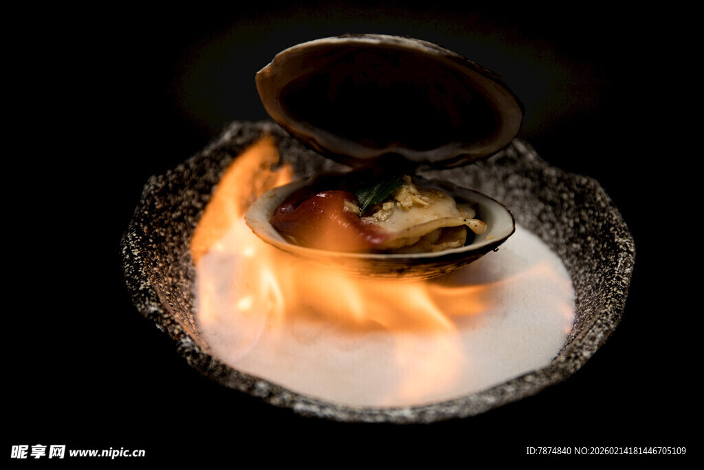 火焰上的烤贻贝