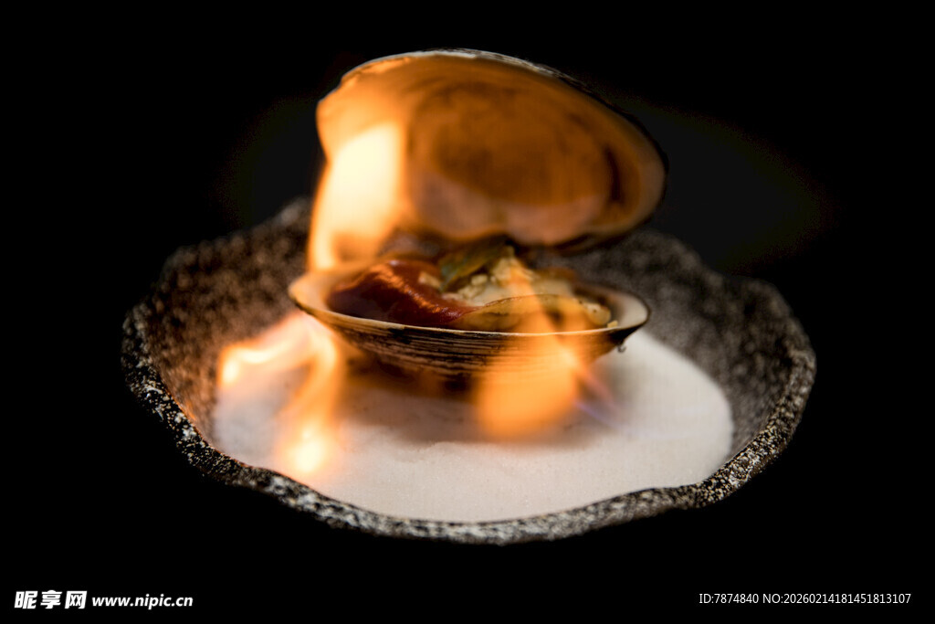 火焰中的美味汉堡