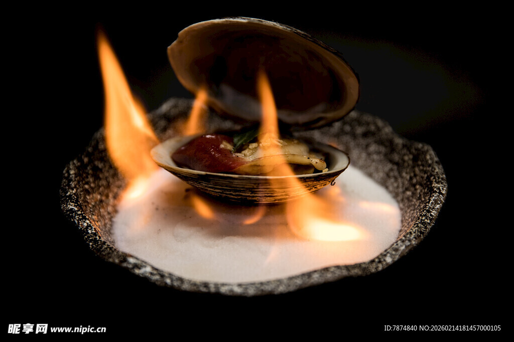 火焰中燃烧的神秘贝壳