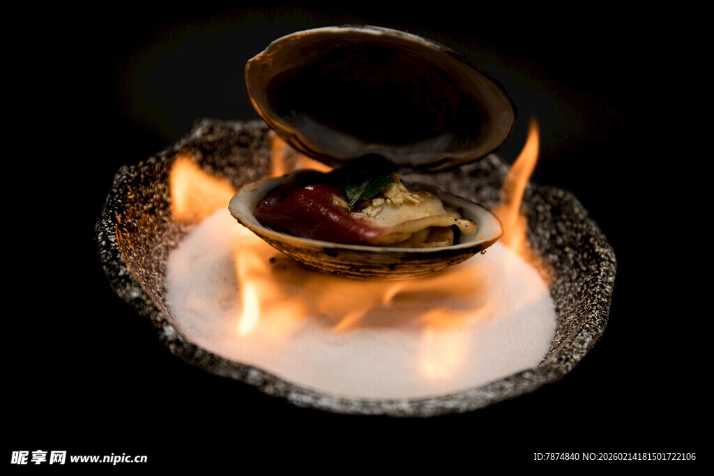 火焰中烹饪的海鲜美食