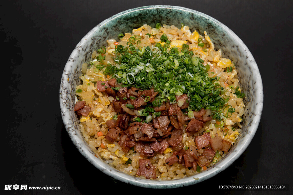 美味葱花培根炒饭