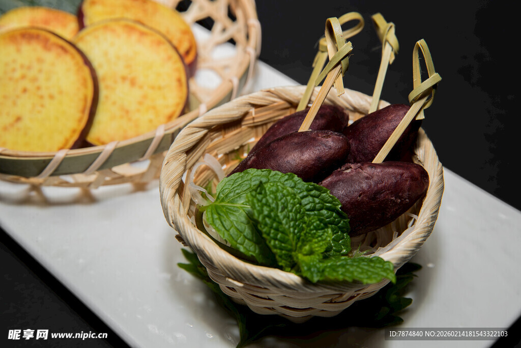 精致摆盘的特色美味小食