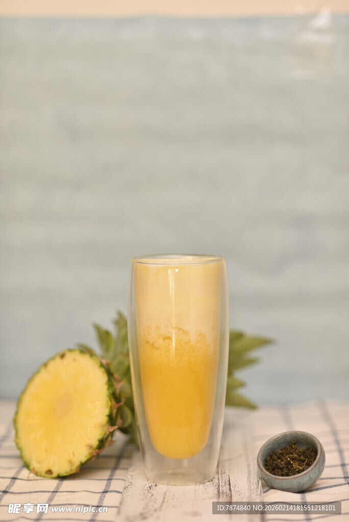 一杯鲜榨菠萝汁及原料