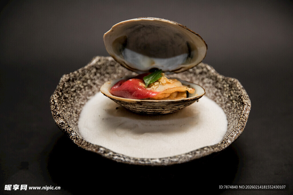 银质果盘盛放多彩水果