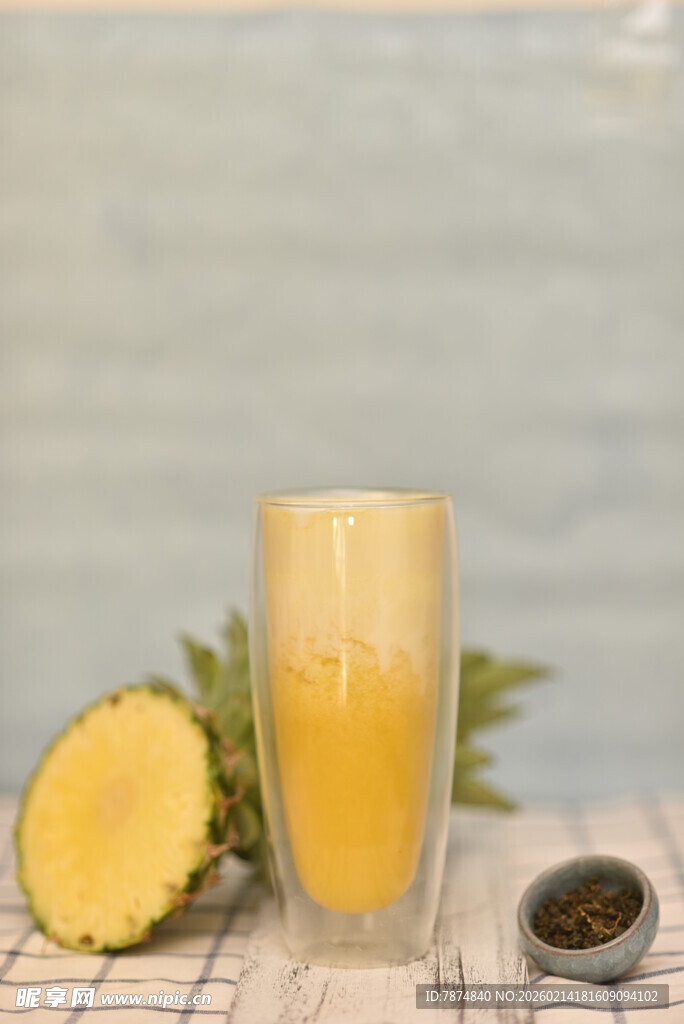 一杯鲜榨菠萝汁的美味呈现