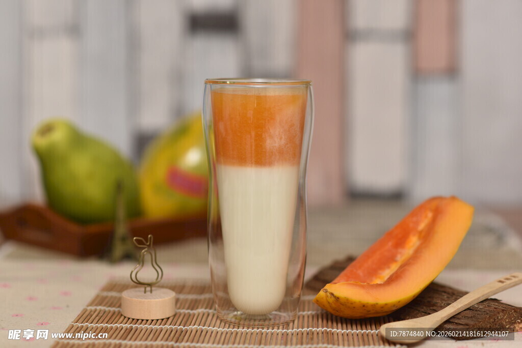 木瓜饮品搭配新鲜水果