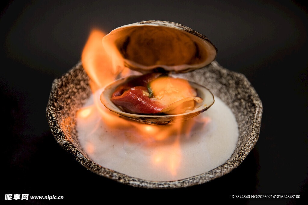 火焰中烹饪的精美菜肴