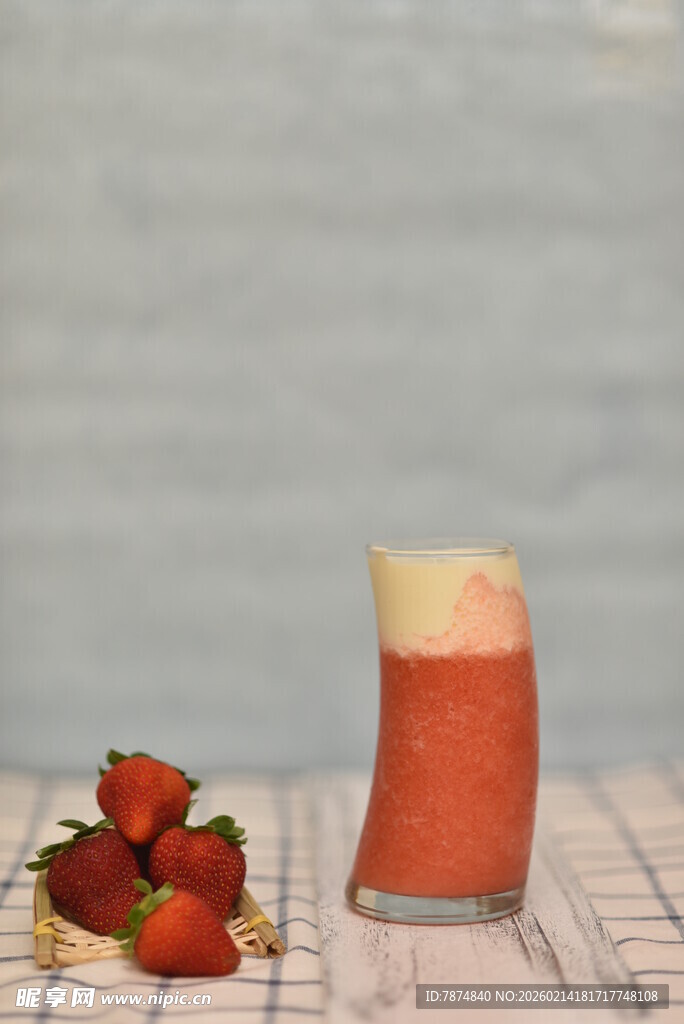草莓饮品与新鲜草莓组合