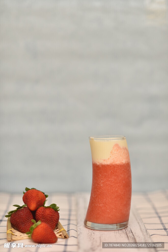 草莓奶昔与新鲜草莓
