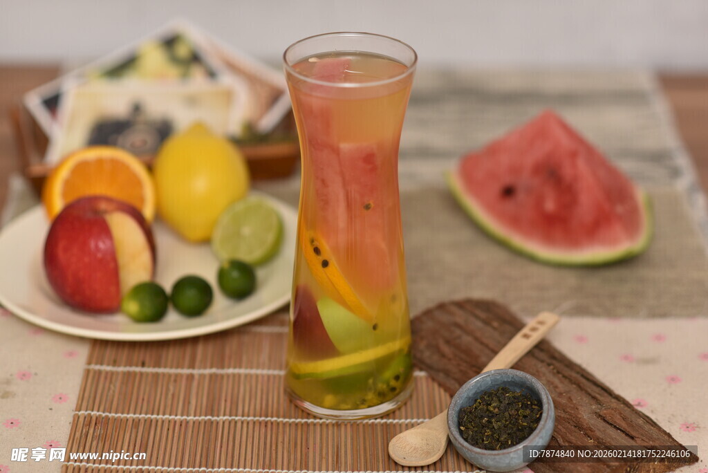 缤纷鲜果饮品与多样水果