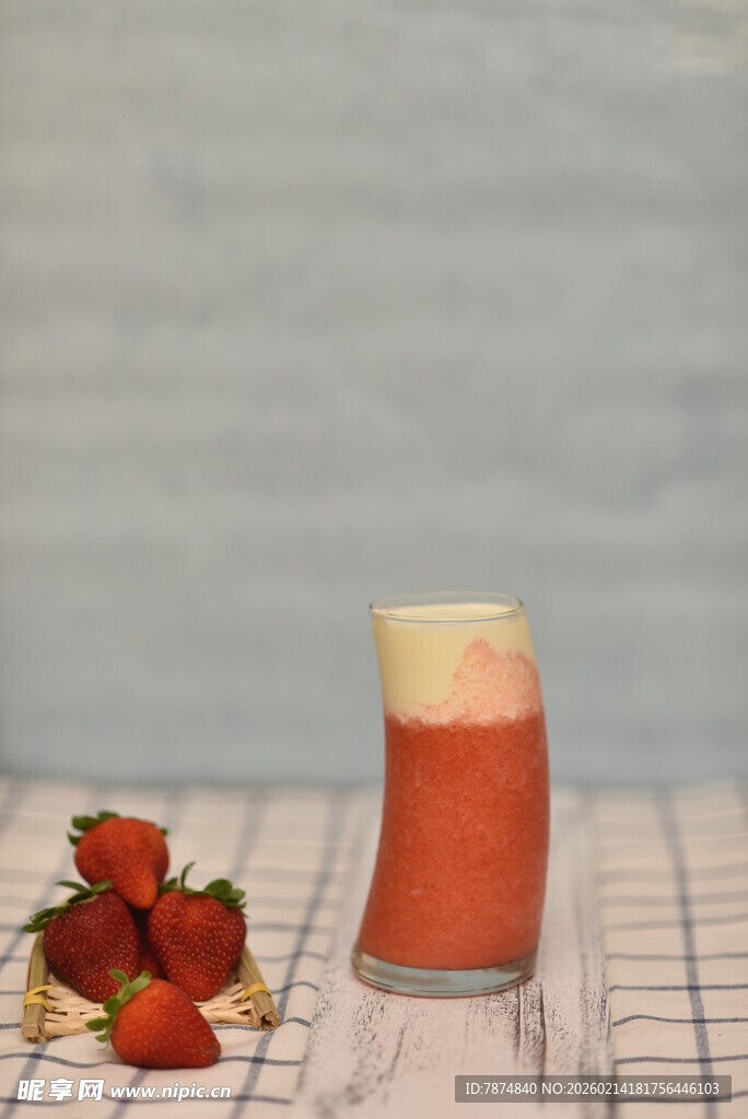 草莓分层饮品 清新诱人