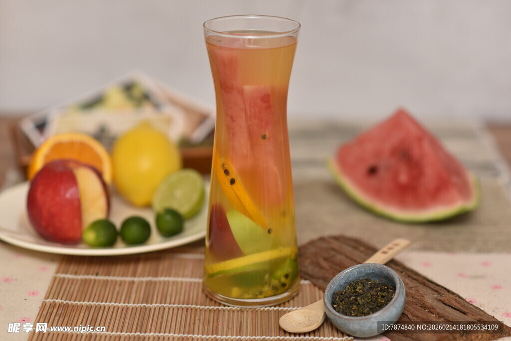 多彩果汁搭配新鲜水果