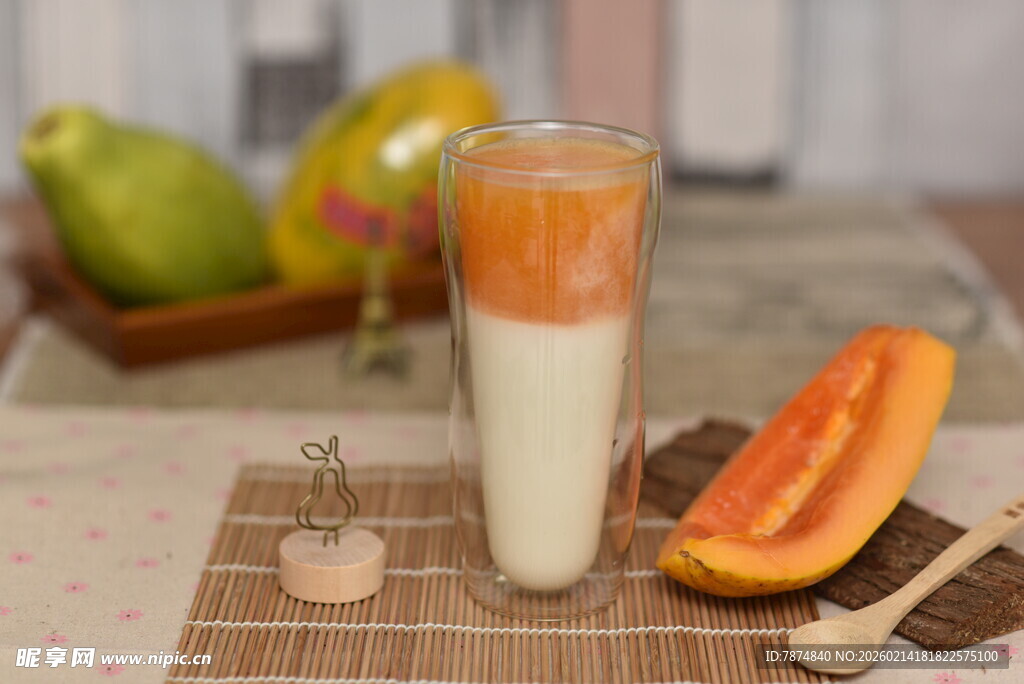 木瓜奶昔与鲜果摆盘