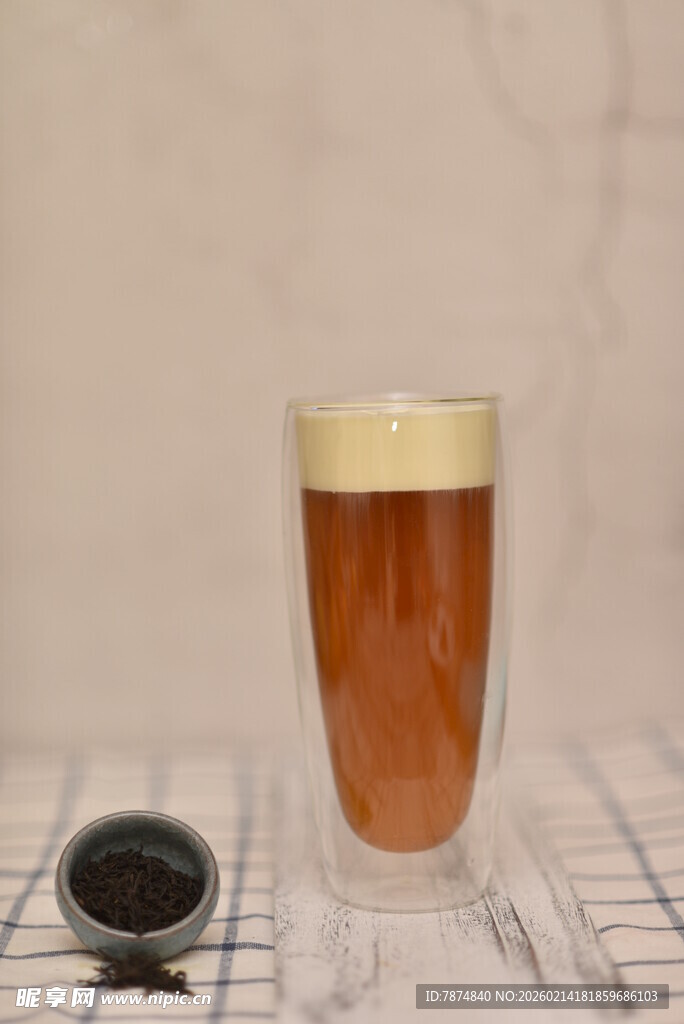 一杯泡沫丰富的棕色饮品