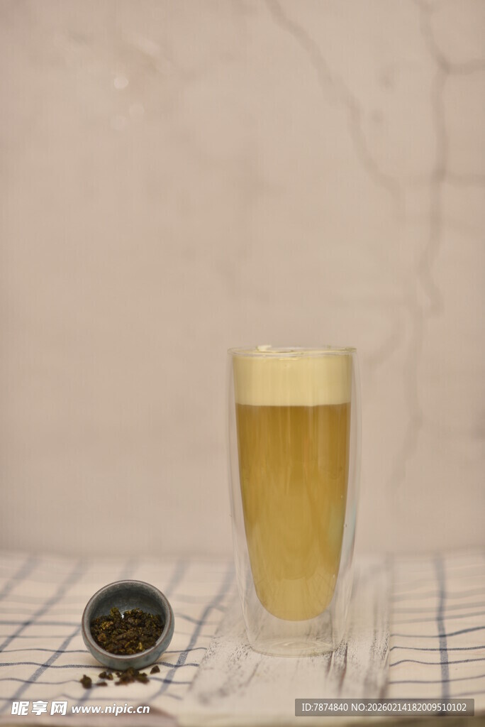 一杯鲜啤与瓶盖