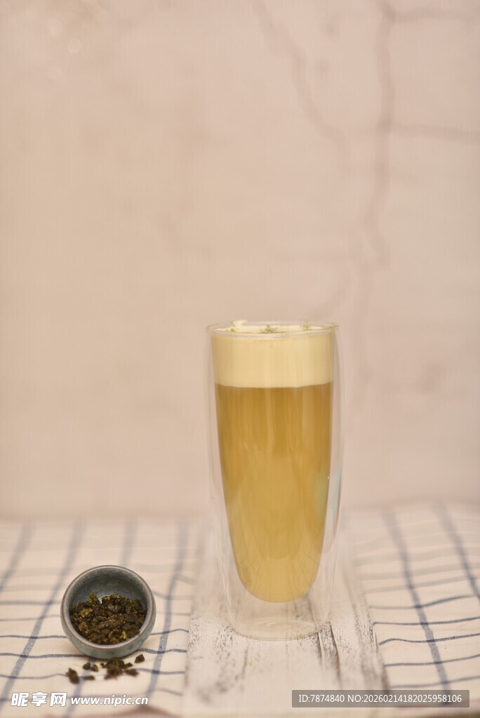 一杯金黄泡沫丰富的啤酒