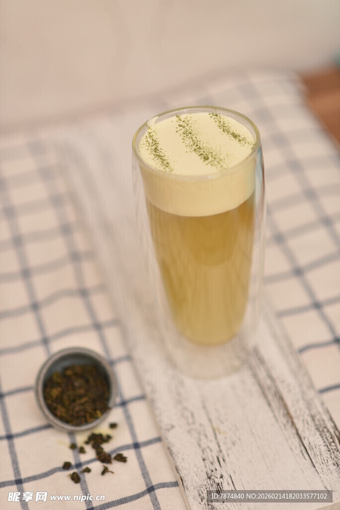 透明杯装茶饮与茶叶