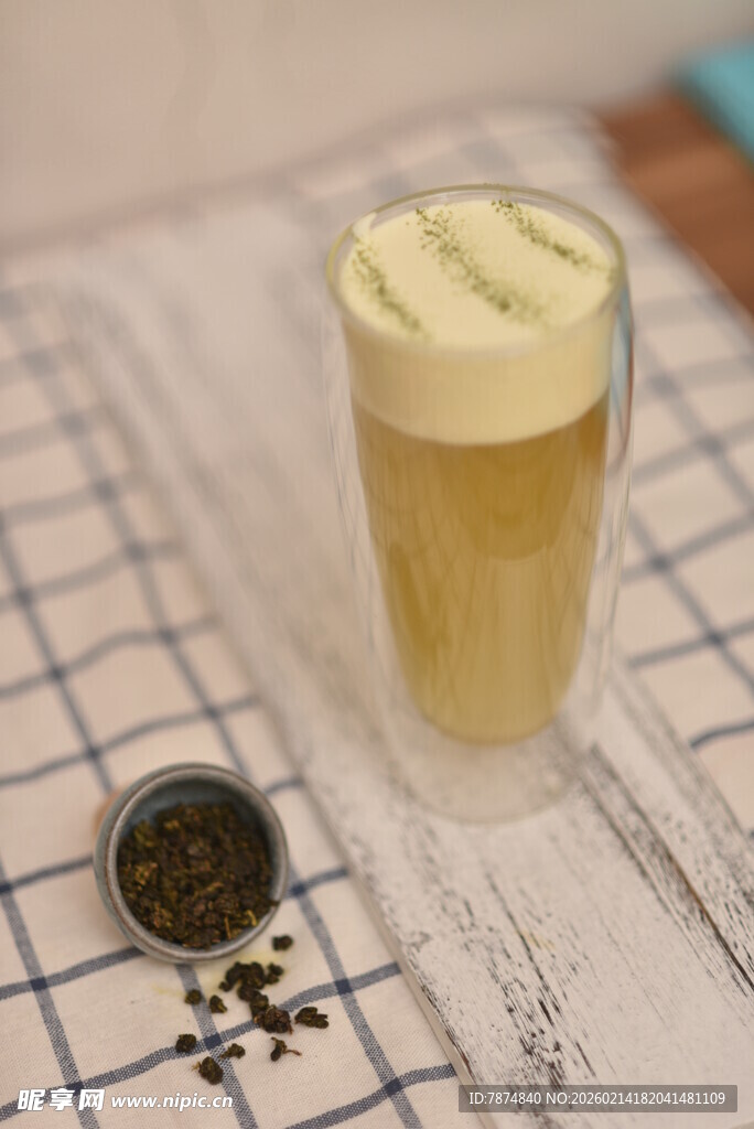 抹茶拿铁饮品及茶叶特写