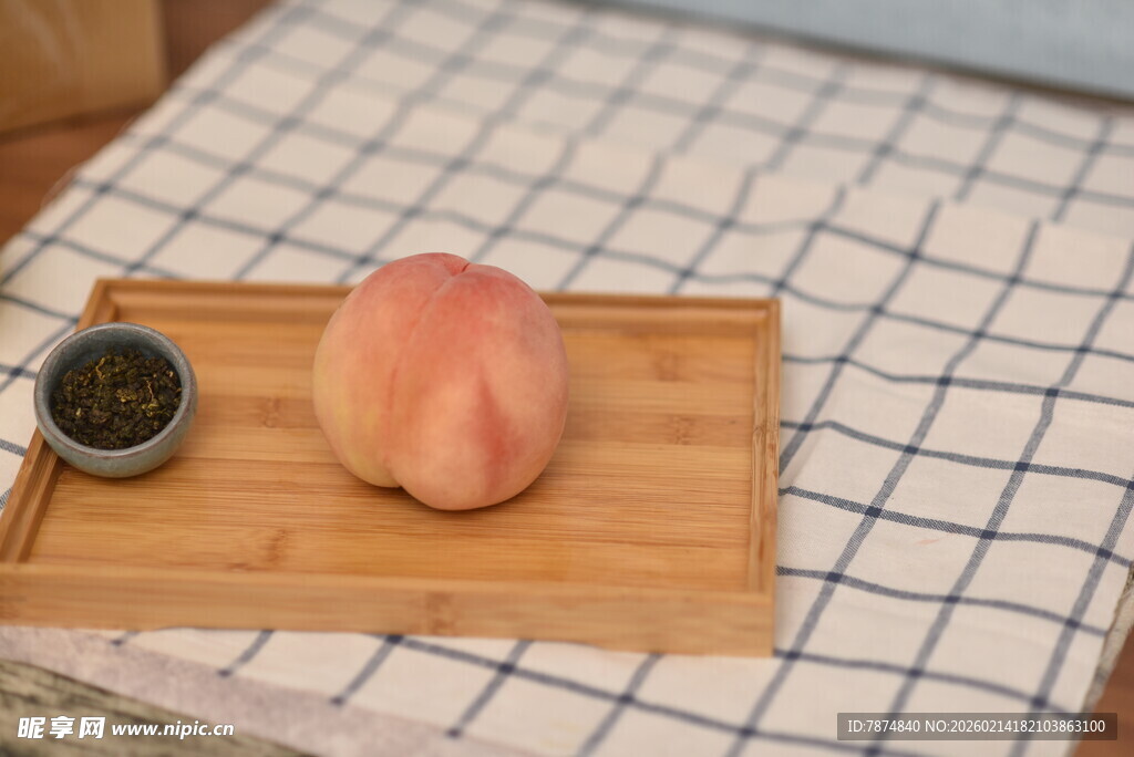 木盘上的鲜桃与小杯