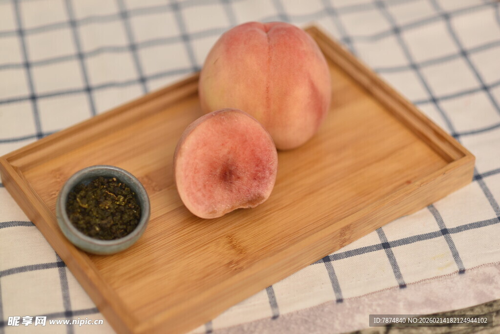 木盘上的鲜桃与黑籽