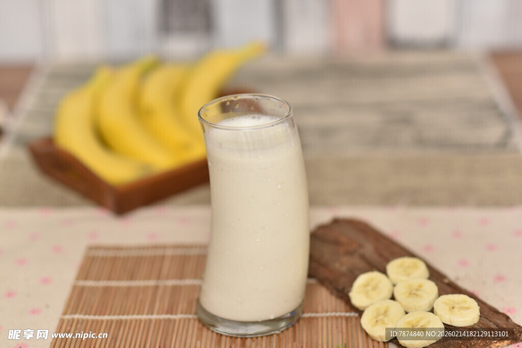 一杯鲜牛奶搭配香蕉片
