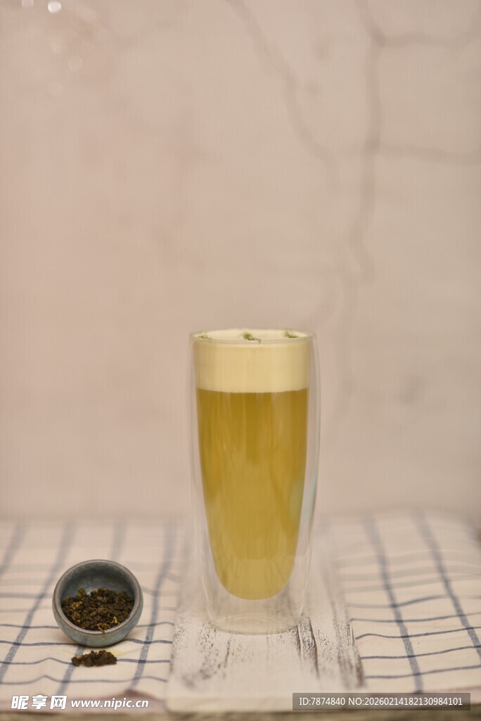 一杯鲜啤置于方格桌布上