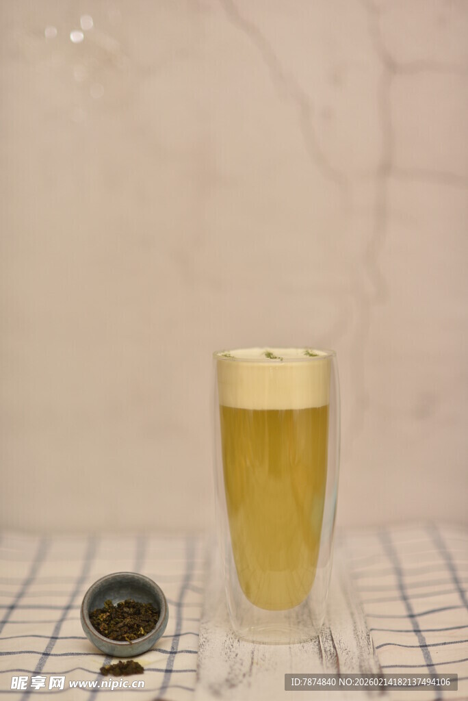 一杯泡沫丰富的啤酒