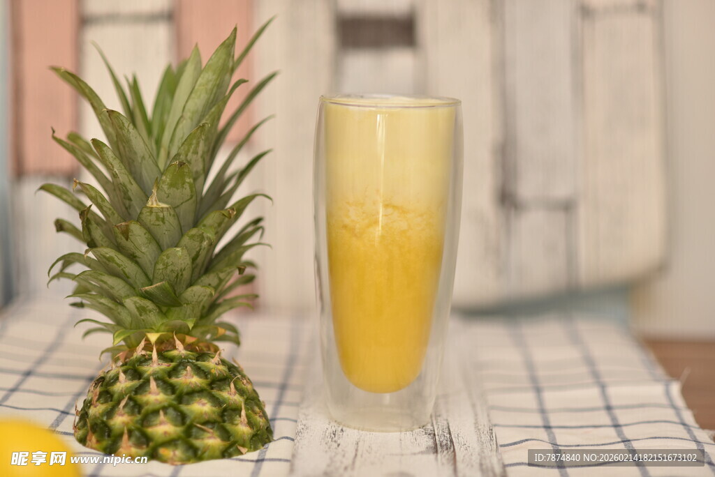 鲜榨菠萝汁与整颗菠萝
