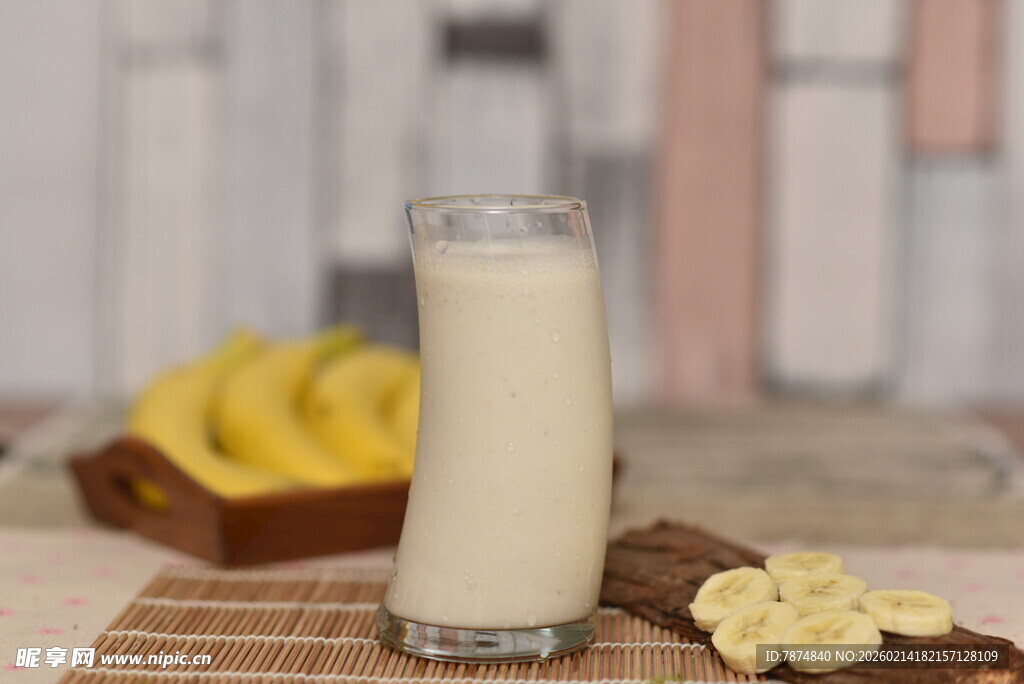 一杯鲜奶搭配美味香蕉