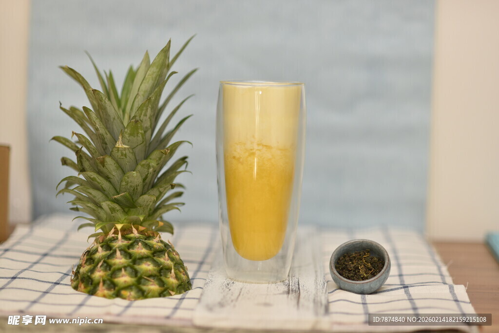 菠萝与果汁的清新组合