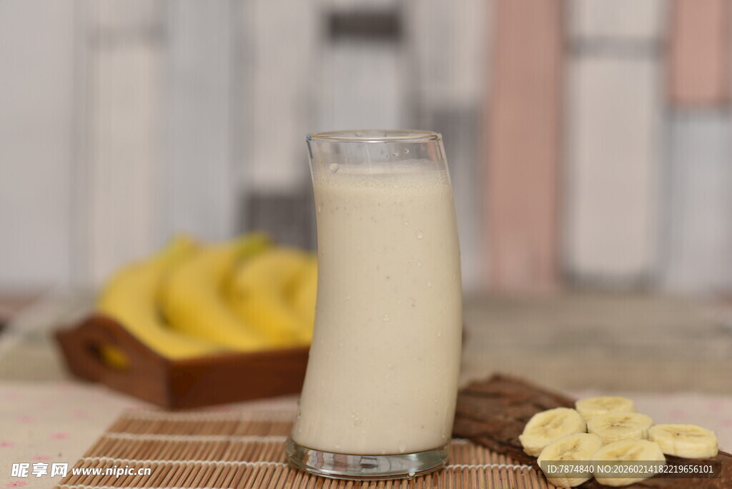 一杯鲜奶搭配新鲜香蕉