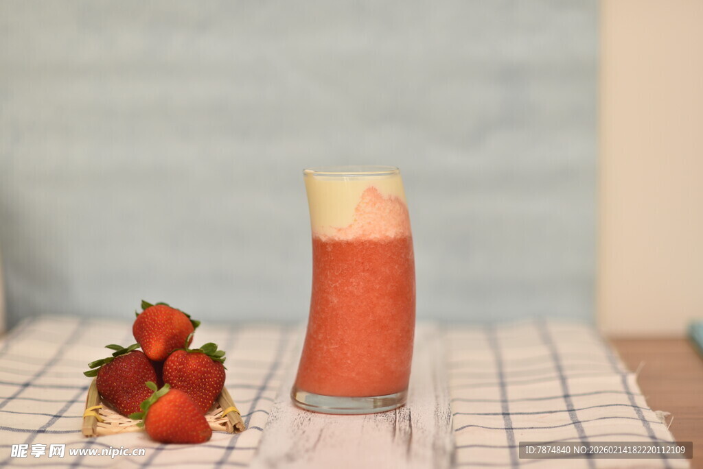 草莓奶昔与鲜果组合