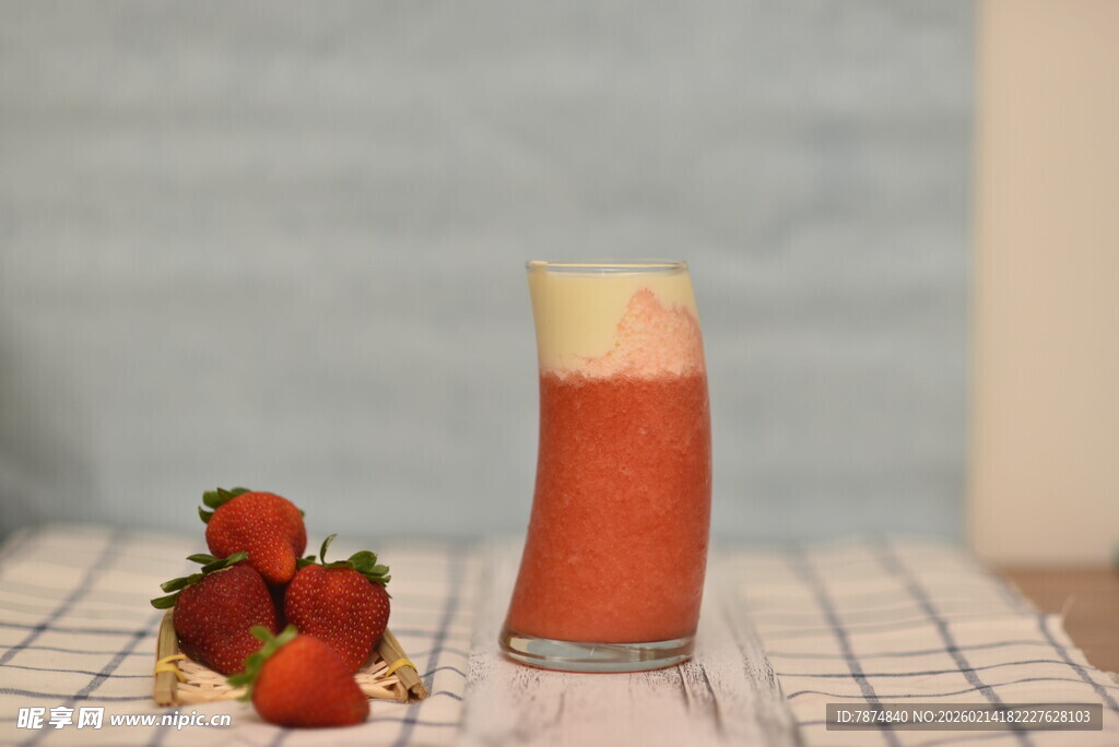 草莓奶盖饮品 清新诱人