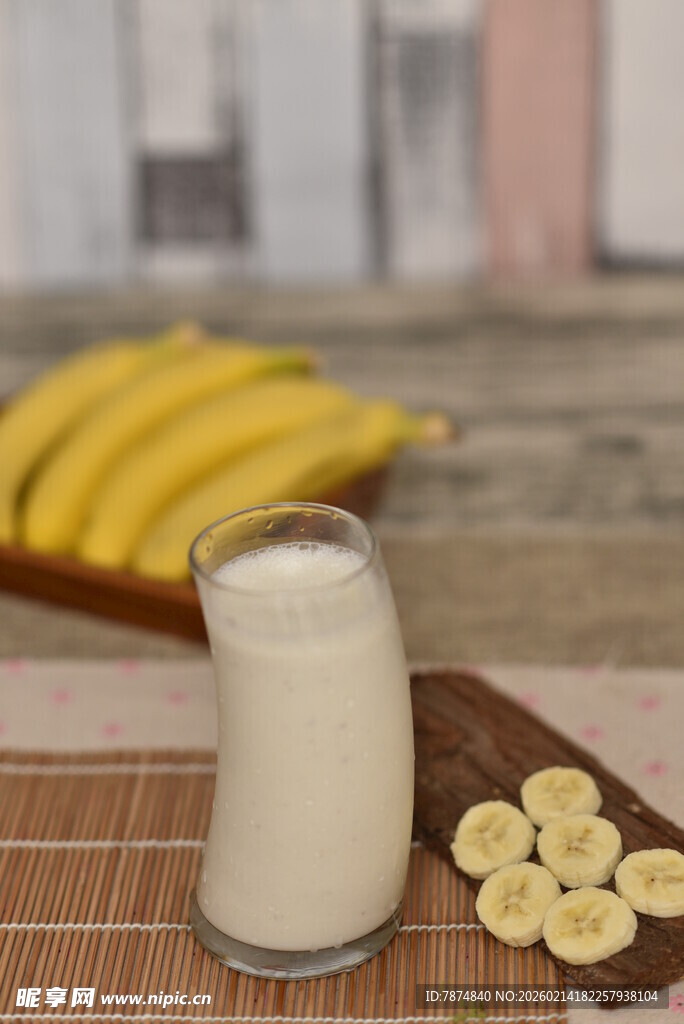 一杯鲜奶配香蕉片