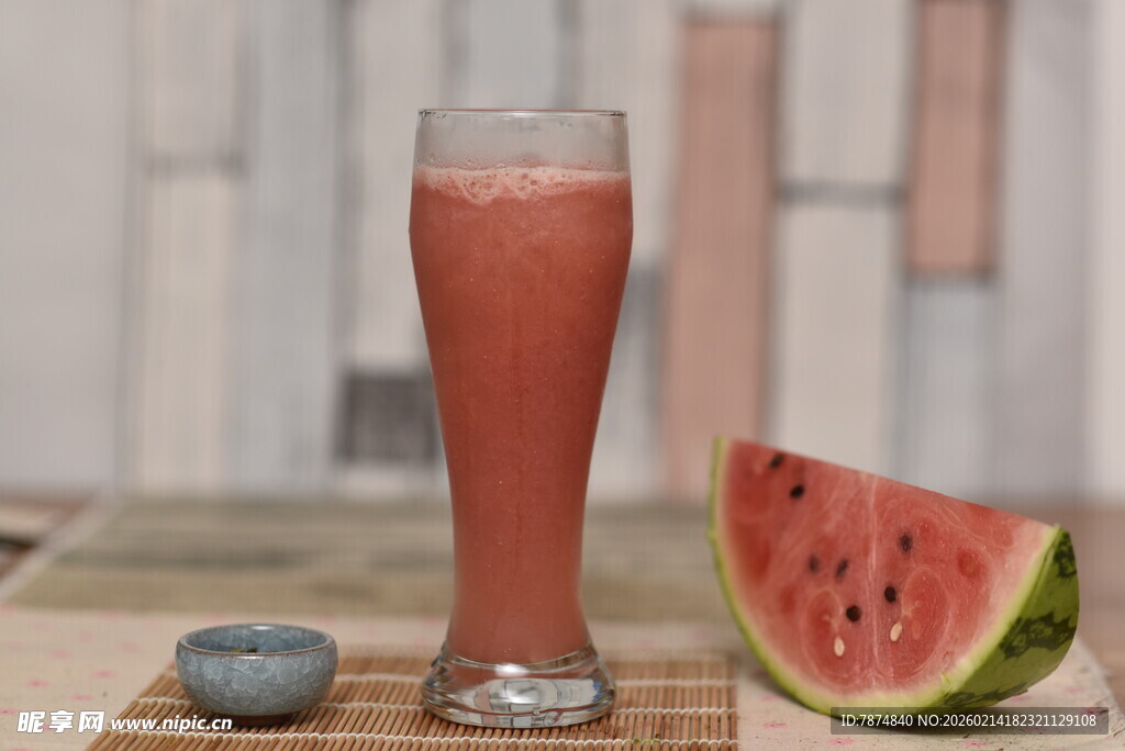 西瓜汁与西瓜切片的美味组合