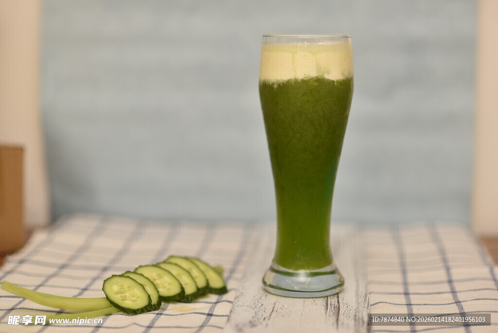 绿色黄瓜汁配黄瓜片饮品