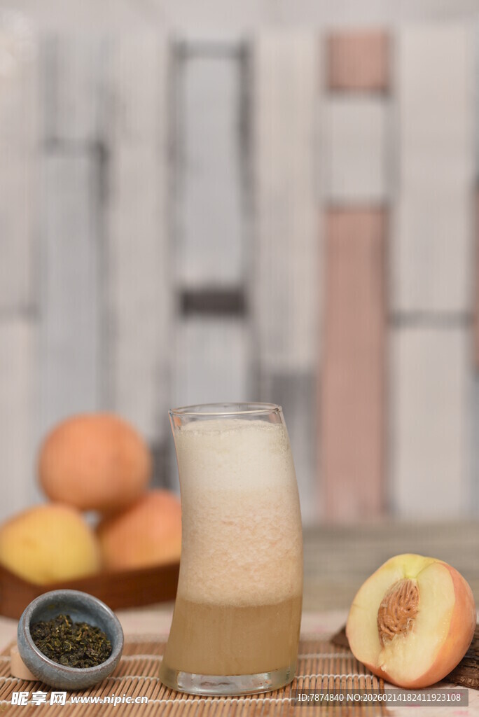 桃味饮品与鲜果展示